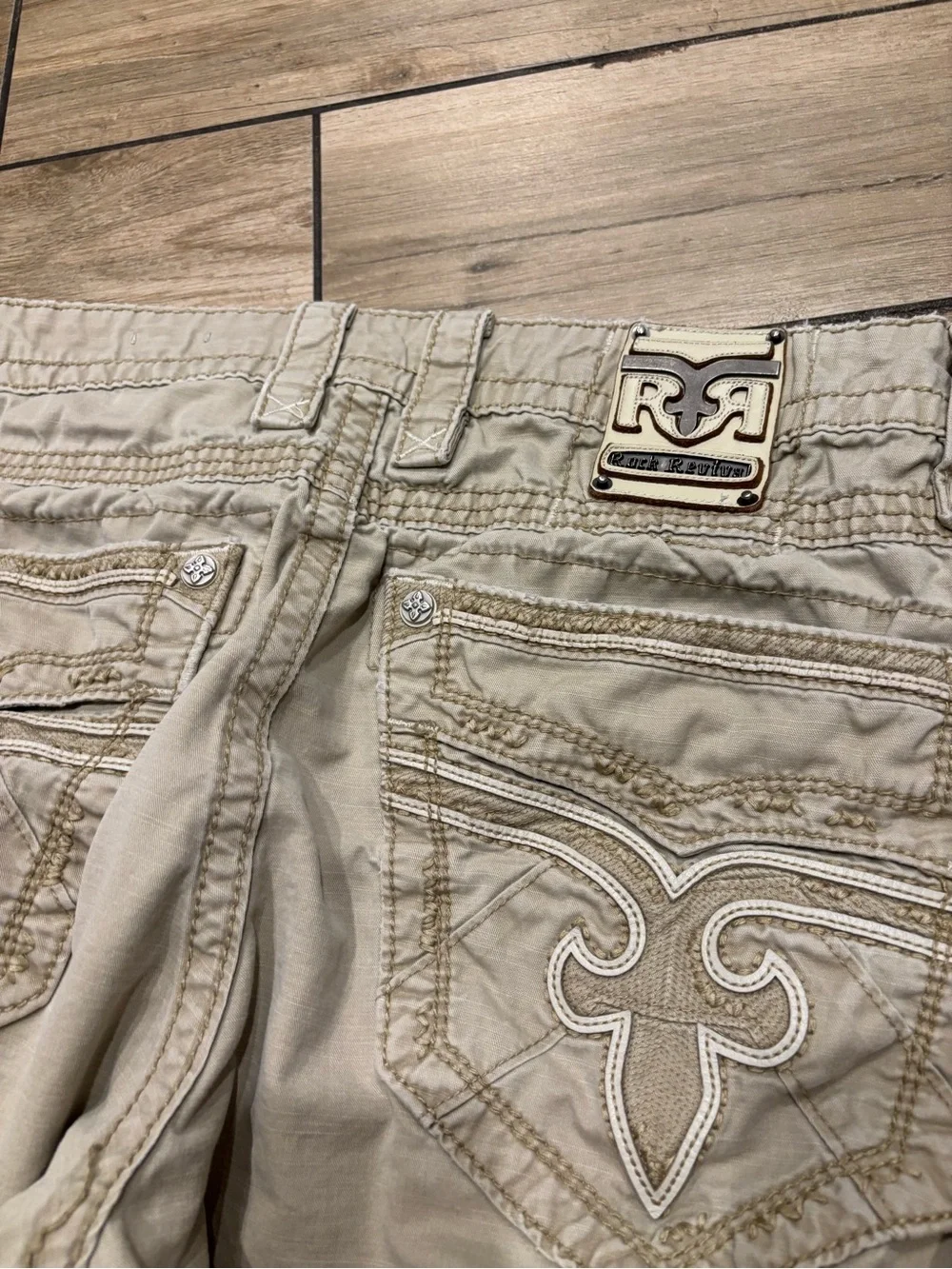 Rock Revival Mens Size 36x13 Beige Tan Embroidered Fleur De Lis Cargo Shorts